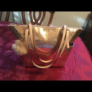 Beautiful gold purse.  Excellent condition